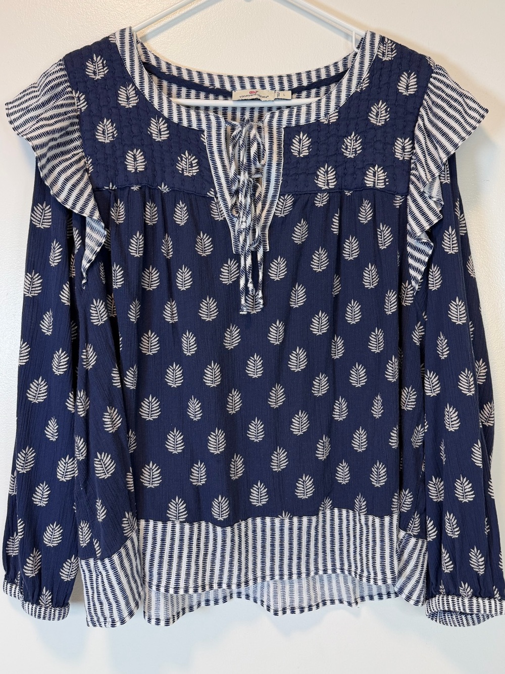 Vineyard Vines Fleur de Leaf Quilted Navy and White Peasant Blouse Women’s Large